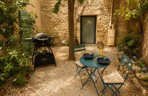 Eygalieres Apartment | Appartement eygalieres avec petite cour