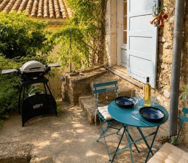 Eygalieres Apartment | Appartement eygalieres avec petite cour