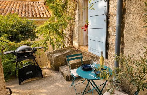 Eygalieres Apartment | Appartement eygalieres avec petite cour