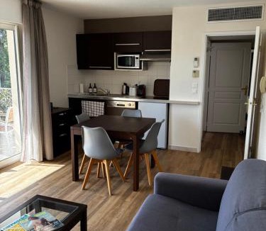 Mandelieu-La-Napoule Apartment | Appartement en bord de rivière, près des plages