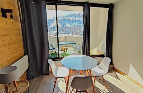 Isola Apartment | Appartement Rénové 2P avec Balcon Sud, Front de Neige, au Pied des Pistes - FR-1-292-64
