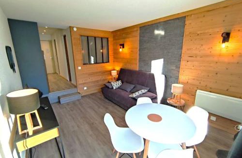 Isola Apartment | Appartement Rénové 2P avec Balcon Sud, Front de Neige, au Pied des Pistes - FR-1-292-64
