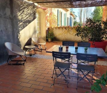 Albaron Apartment | Appartement spacieux à Arles avec piscine et jardin partagé