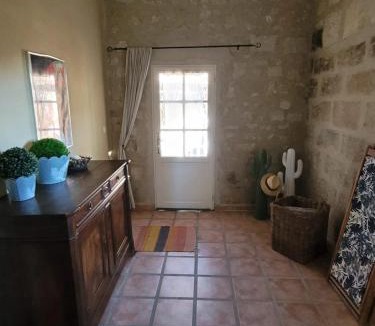 Albaron Apartment | Appartement spacieux à Arles avec piscine et jardin partagé