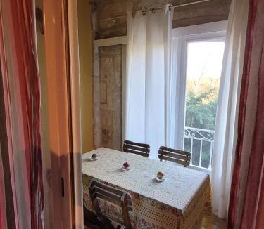 Albaron Apartment | Appartement spacieux à Arles avec piscine et jardin partagé