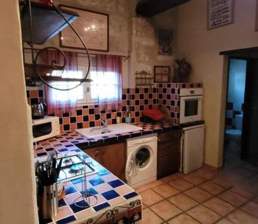 Albaron Apartment | Appartement spacieux à Arles avec piscine et jardin partagé