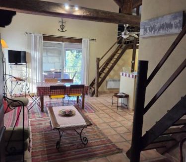 Albaron Apartment | Appartement spacieux à Arles avec piscine et jardin partagé