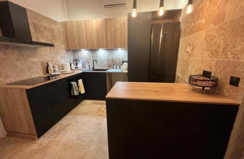 Greoux-les-Bains Apartment | appartement T2 spa cheminée jardin piscine