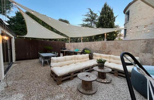 Greoux-les-Bains Apartment | appartement T2 spa cheminée jardin piscine