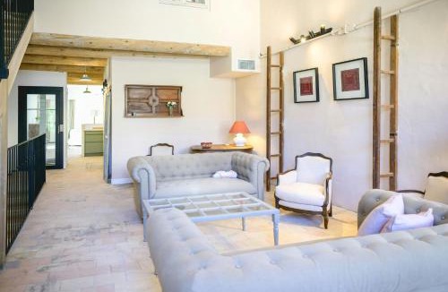 Alleins House | Artist's Villa With Pool Near Aix-En-Provence