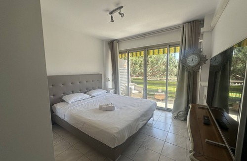 California - Pezou Apartment | ASCOT, two-bedroom apartment near the sea