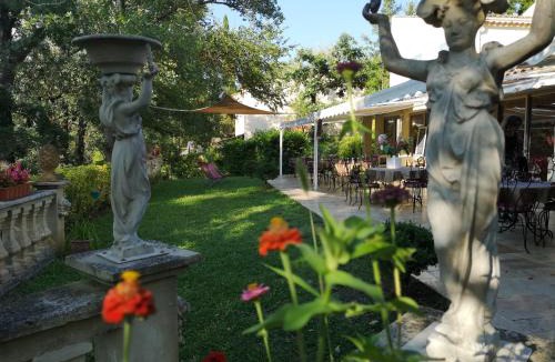 Villecroze Hotel | Au Bien Etre