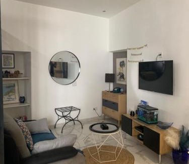 La Garde Apartment | Au détour d'une ruelle historique