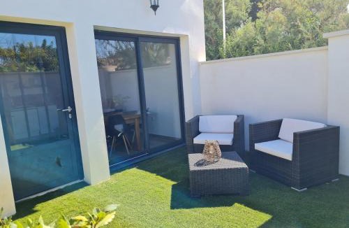 Saint-Martin-de-Crau Apartment | Au pied des Alpilles