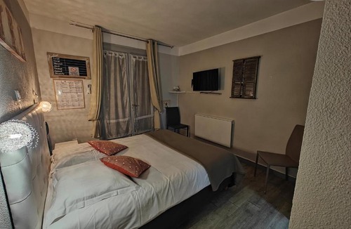 Tourrettes Hotel | Auberge Des Pins
