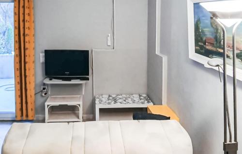 Salernes House | Awesome Home In Salernes With Kitchen