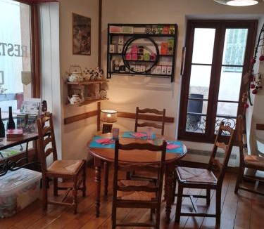 Moulinet Bed & Breakfast | Baieta Chambre rouge