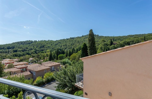 Callian Apartment | Balcon privé & vue imprenable sur les collines