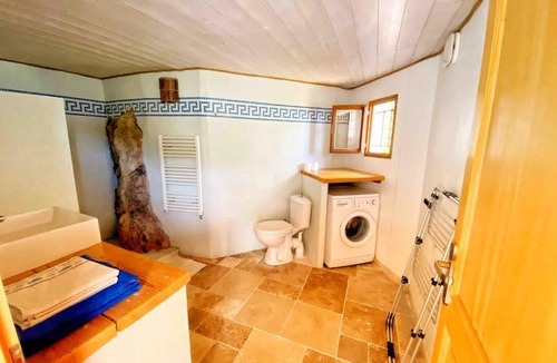 Chateauneuf-Villevieille Apartment | Bas de villa au milieu des oliviers.