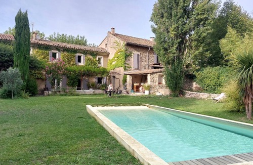 Apt House | Bastide de la Mandarine du 18 ° s Red Ocher Natural in the Heart of the Luberon