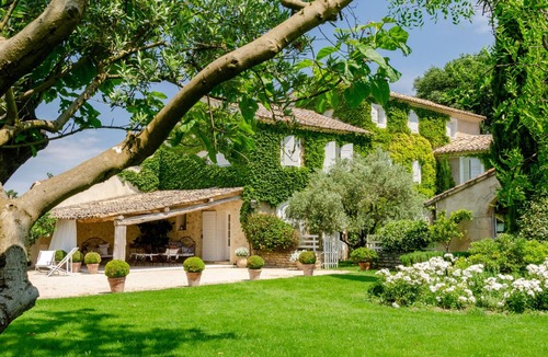 Robion House | Bastide des Oliviers – Provencal home on an organic olive oil estate
