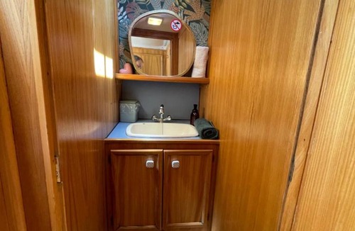 Anatole France Boat Rental | Bateau Erebus - Bohême chic