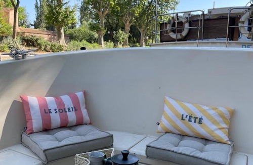 Anatole France Boat Rental | Bateau Erebus - Bohême chic