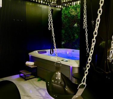 Salon-de-Provence Apartment | BDSM TANTRA Love Room Salon-de-Provence