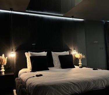 Salon-de-Provence Apartment | BDSM TANTRA Love Room Salon-de-Provence