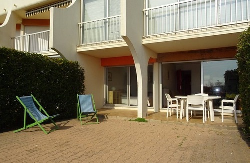 Palavas-les-Flots Apartment | Beachside 2-Bedroom Apartment with Pool Access, Terraces, and Parking in Palavas-les-Flots