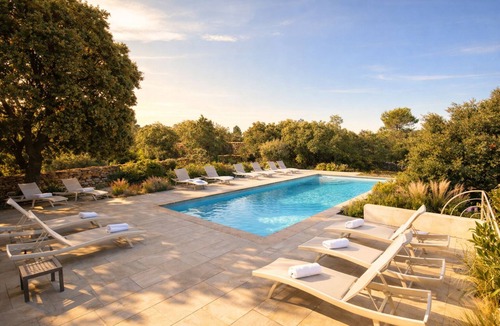 Bonnieux Villa | Beautiful 5★ Bastide in Provence – Heated Pool, Garden, Games & Pétanque Court