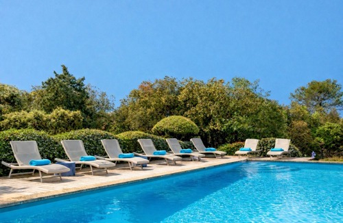 Bonnieux Villa | Beautiful 5★ Bastide in Provence – Heated Pool, Garden, Games & Pétanque Court