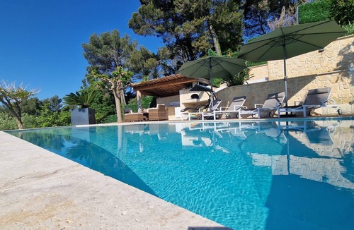 Tourrettes-sur-Loup Villa | Beautiful family villa with sea view, swimming pool and jacuzzi