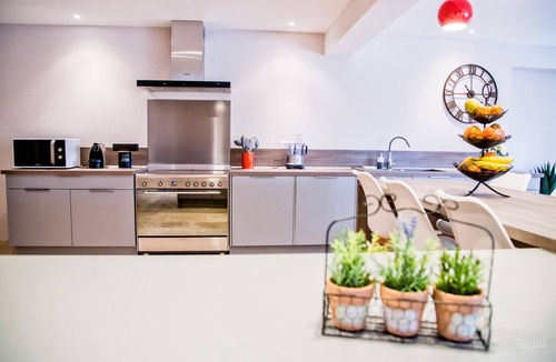 Noves House | Beautiful holiday home in Noves, privat pool, park, pets allowed