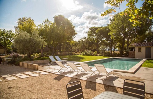 Noves House | Beautiful holiday home in Noves, privat pool, park, pets allowed