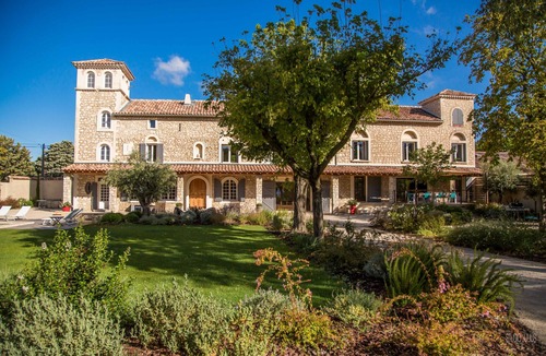 Noves House | Beautiful holiday home in Noves, privat pool, park, pets allowed