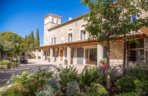 Noves House | Beautiful holiday home in Noves, privat pool, park, pets allowed