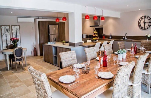 Noves House | Beautiful holiday home in Noves, private pool, park, pets allowed (2).