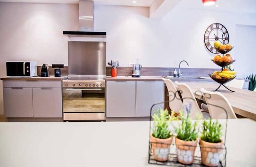 Noves House | Beautiful holiday home in Noves, private pool, park, pets allowed (2).