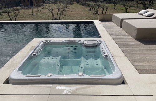 La Barben House | Beautiful new house of around 200m2 on 3000m2 of land pisicne jacuzzi