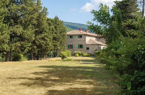 Londa Villa | Beautiful private villa for 22 guests with WIFI, pool, TV, patio and pets allowed