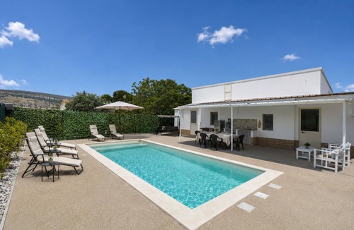 Comiso Villa | Beautiful private villa for 6 people with private pool, A/C, WIFI, patio and pets allowed