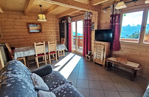 Reallon Ski Chalet | Beautiful recent chalet sleeps 8 in the heart of Réallon resort