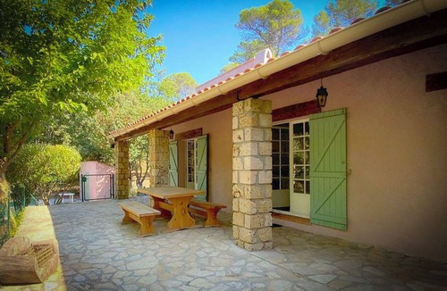 Draguignan Villa | Beautiful villa in the trees with air-con and pool