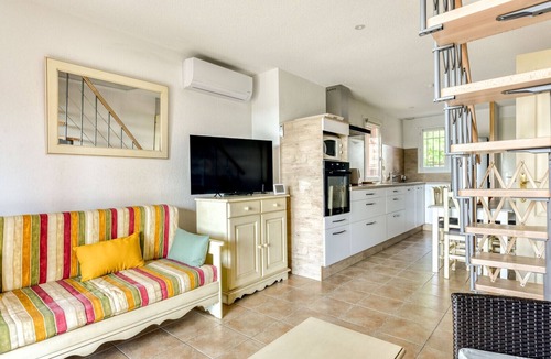 Homps Villa | Beautiful Villa - Sleeps 6 - Family-friendly