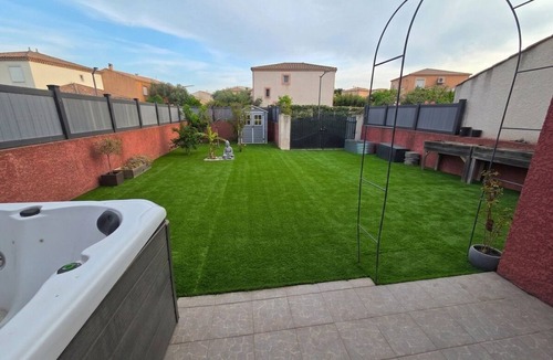 Beziers Villa | Beautiful Villa with Jacuzzi near Beach