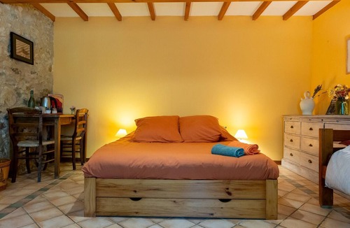 Saint-Etienne-les-Orgues Bed & Breakfast | Bed and Breakfast 'Chambre' with Private Terrace, Shared Garden and Wi-Fi