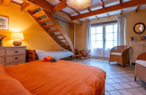 Saint-Etienne-les-Orgues Bed & Breakfast | Bed and Breakfast 'Chambre' with Private Terrace, Shared Garden and Wi-Fi