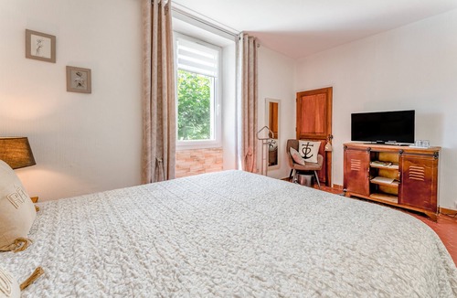 Saint-Martin-de-Crau Bed & Breakfast | Bed and Breakfast 'Aux Portes Des Alpilles' with Shared Pool, Wi-Fi and Air Conditioning