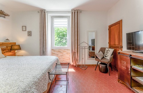 Saint-Martin-de-Crau Bed & Breakfast | Bed and Breakfast 'Aux Portes Des Alpilles' with Shared Pool, Wi-Fi and Air Conditioning